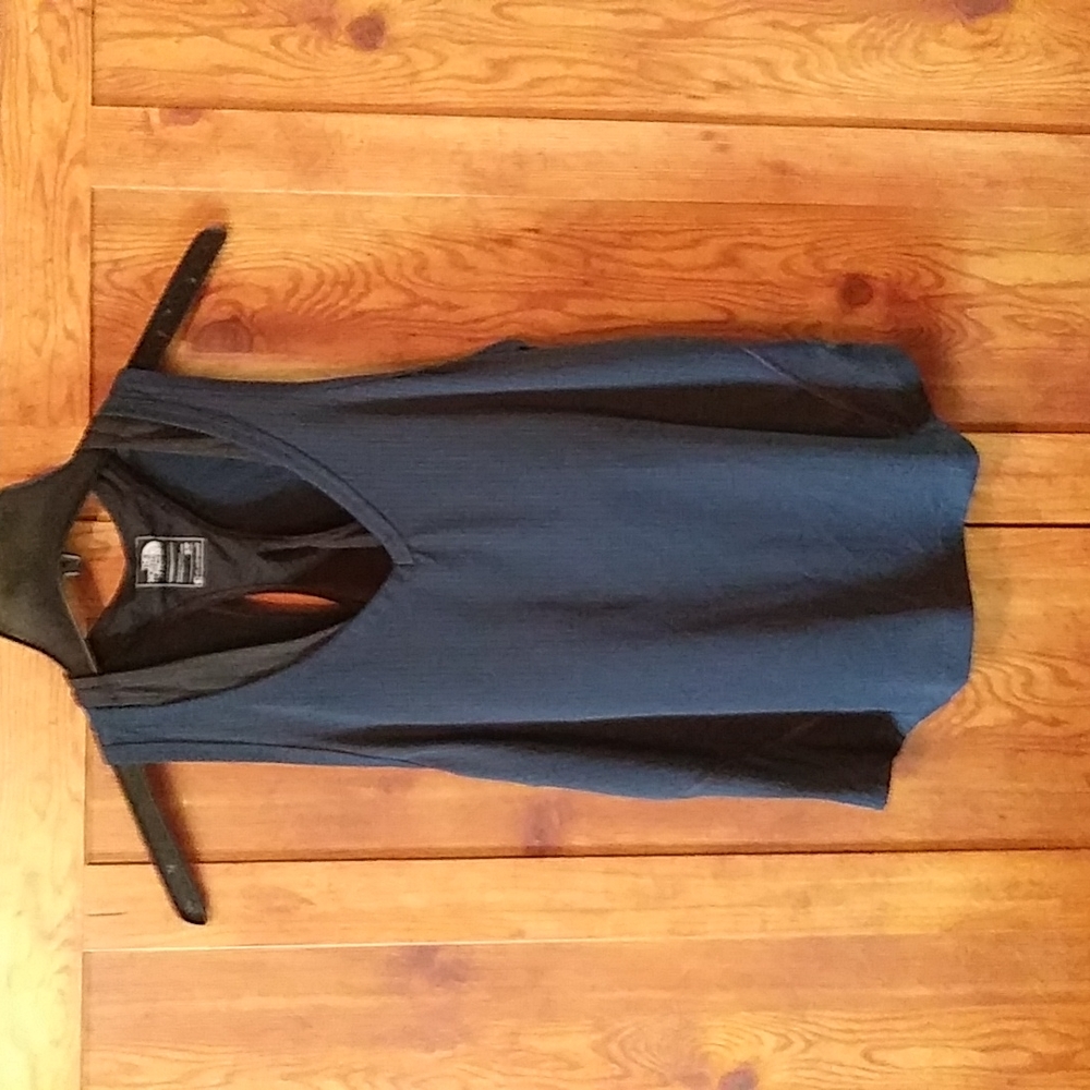EUC The North Face workout top.  Size Small. B3
